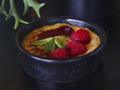 Kuva creme brulee annoksesta.